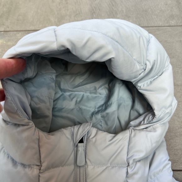 Like new! Women's Light Gray Puffer Jacket by The North Face - warm & stylish! - Picture 8 of 16